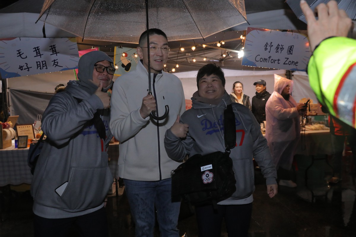 虎仔山煙火璀璨點亮港灣　船鳴、市集交織基隆最美跨年夜