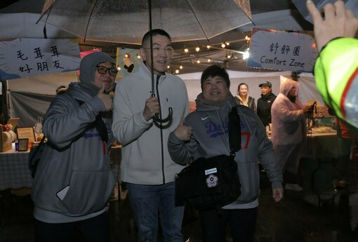 虎仔山煙火璀璨點亮港灣　船鳴、市集交織基隆最美跨年夜