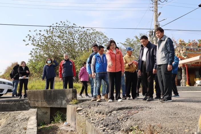 縣長張麗善會勘東勢、元長鄉道路、農水路 提升用路安全及耕作環境