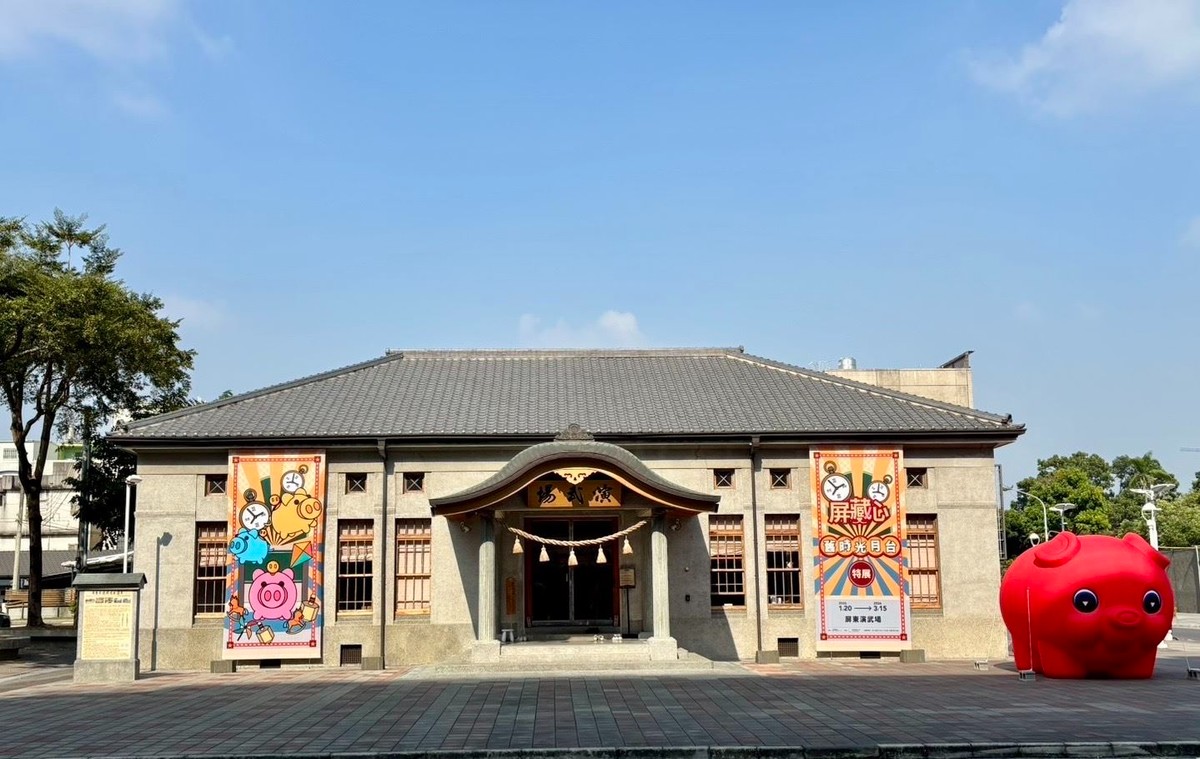 屏東演武場化身時光機 老街柑仔店、大紅豬撲滿添年味     
