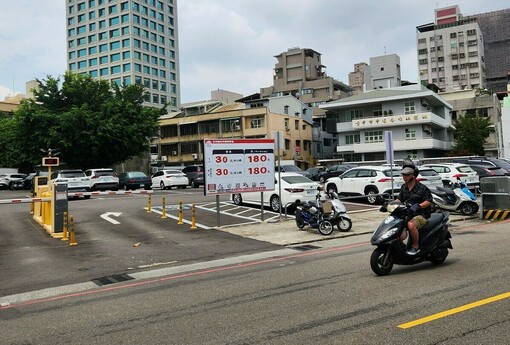 買車位比買車還難？這十年最猛的補漲，不是房價，而是你家樓下的車位！