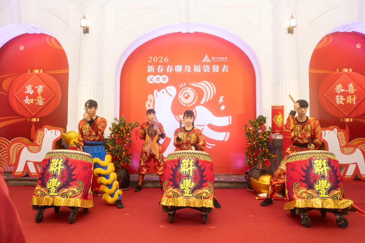 高虹安市長宣布新春限定 竹市「駿馬迎福」春聯、紅包2/2起開放索取