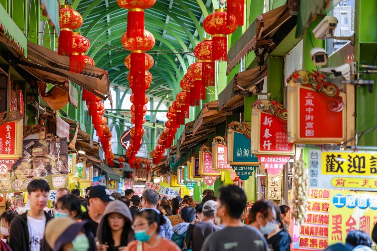 「2026高雄過好年」系列活動三鳳中街熱鬧開跑 首日發送「超人精神 一馬當先」開運小紅包向市民拜早年