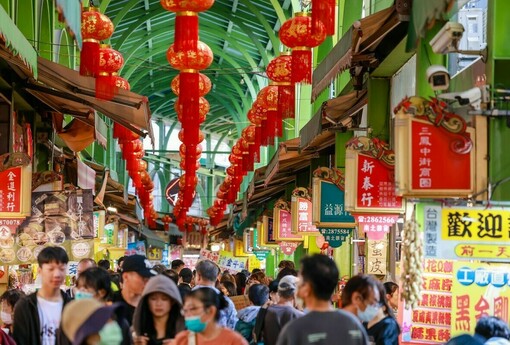 「2026高雄過好年」系列活動三鳳中街熱鬧開跑 首日發送「超人精神 一馬當先」開運小紅包向市民拜早年