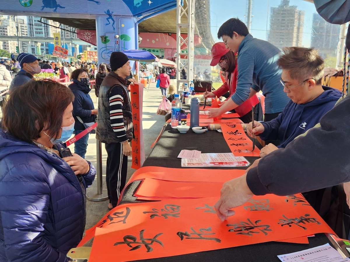 新北河濱重新觀光市集馬躍迎春活動贈送春聯又拿發財金