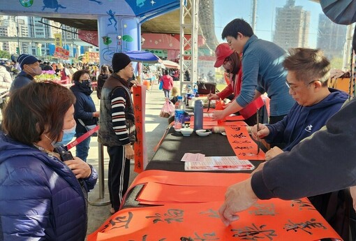 新北河濱重新觀光市集馬躍迎春活動贈送春聯又拿發財金