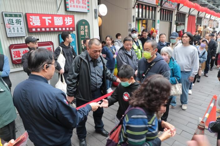 西門市場南區美食廣場瘋購嘉年華登場 黃偉哲邀民眾逛市場 熱鬧迎新年