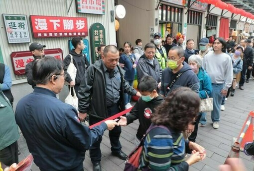 西門市場南區美食廣場瘋購嘉年華登場 黃偉哲邀民眾逛市場 熱鬧迎新年