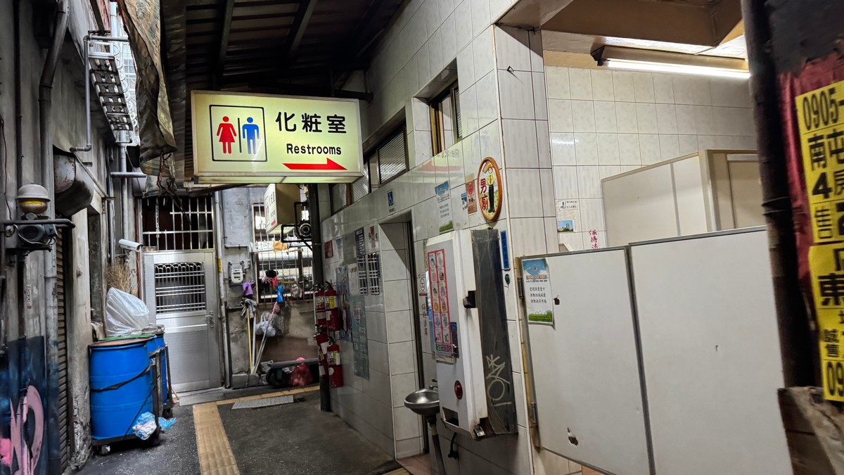 老屋門口鐵皮雨遮占了40年？法院判你不只拆屋，還得月付租金