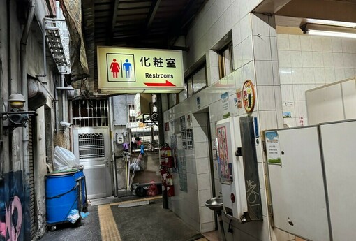 老屋門口鐵皮雨遮占了40年？法院判你不只拆屋，還得月付租金