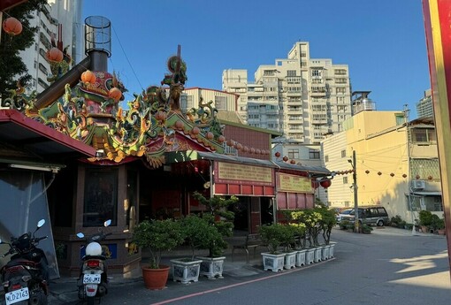 兩岸房市的兩極世界：一邊要「借錢才能賣房」，一邊是「借不到錢買房」