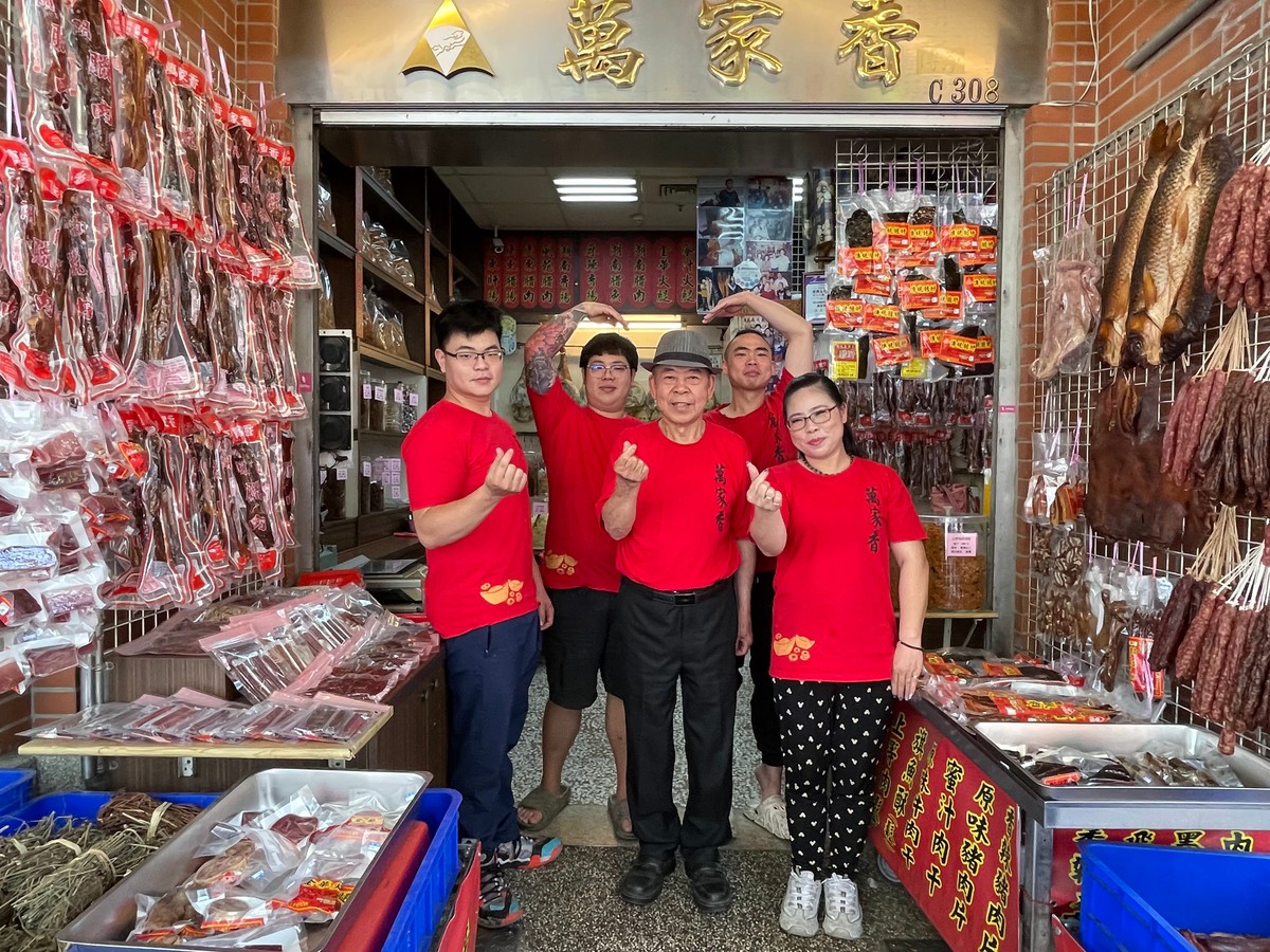 馬載而歸迎新年　台中傳統市場年貨年菜一次購足