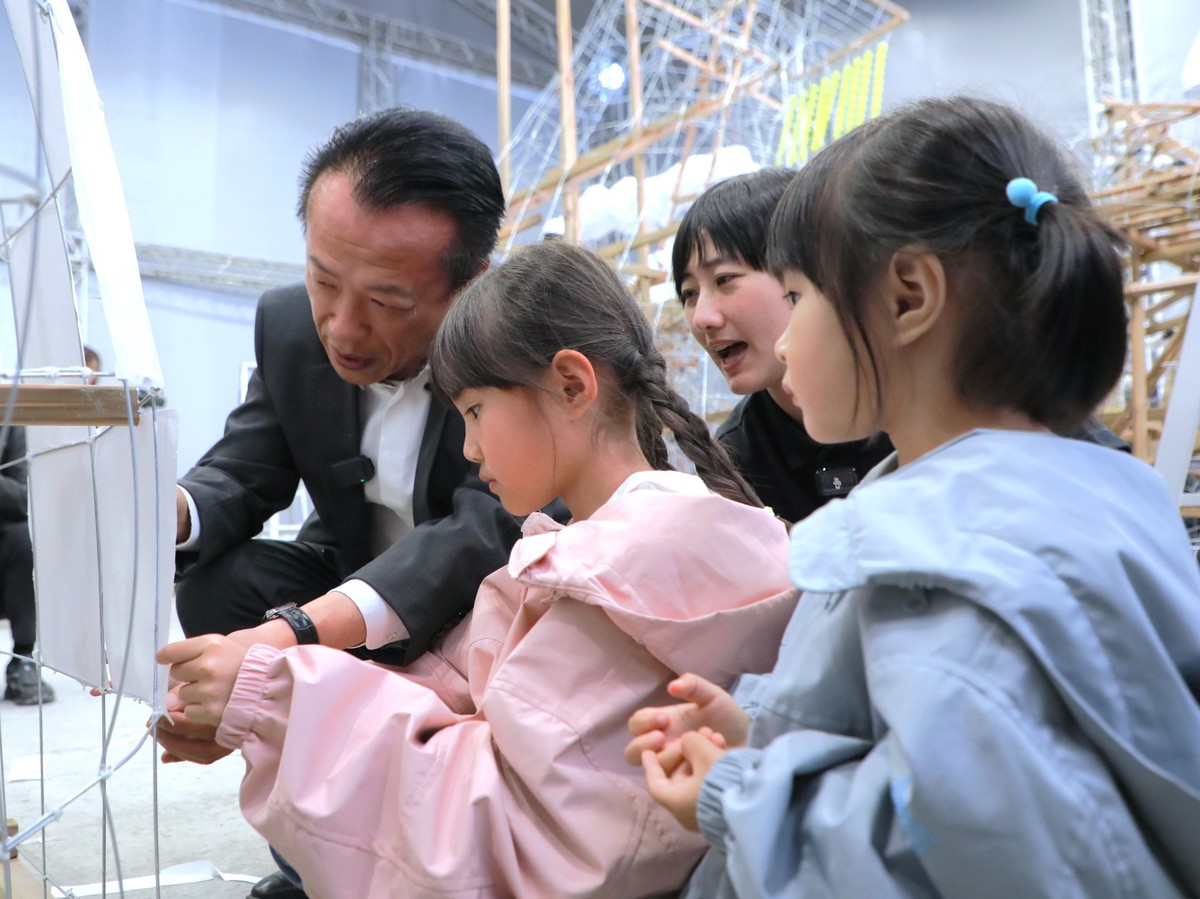 2026台灣燈會「青森睡魔抵嘉」，翁縣長與小朋友體驗製作巨型紙燈籠