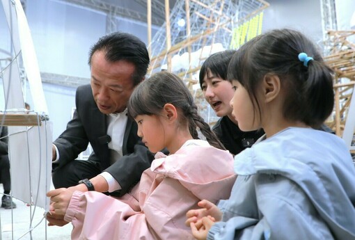 2026台灣燈會「青森睡魔抵嘉」，翁縣長與小朋友體驗製作巨型紙燈籠