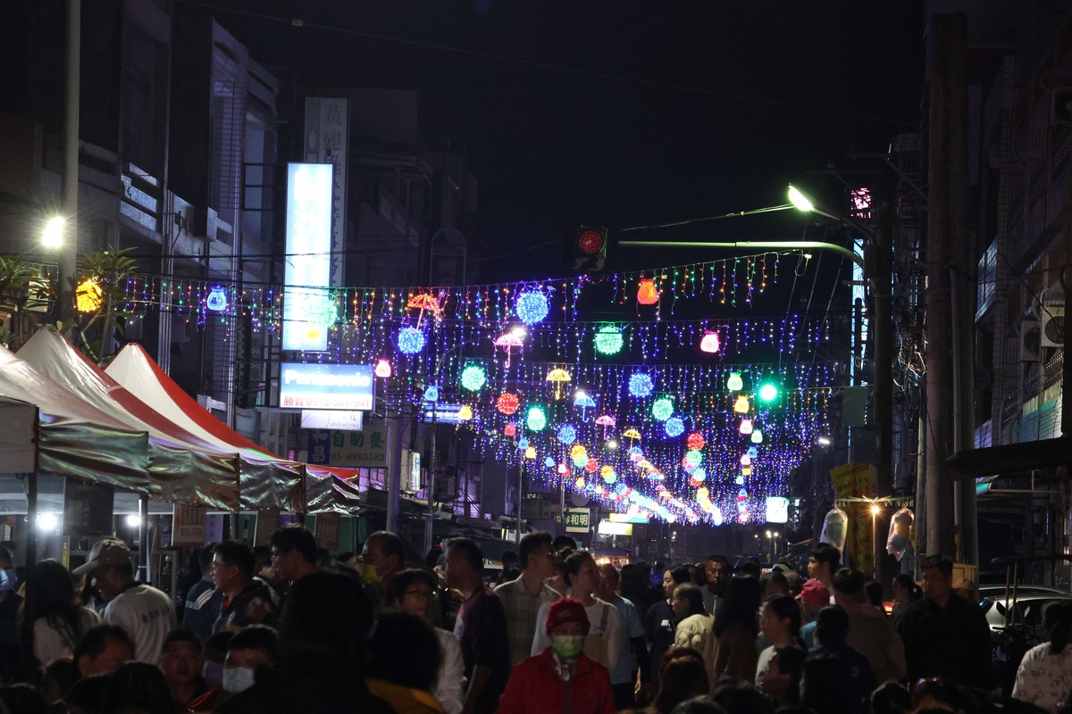東勢光藝節熱鬧啟燈迎新春  光雕秀點亮公所夜間新地標