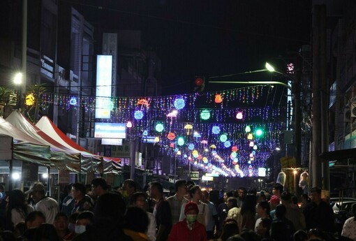 東勢光藝節熱鬧啟燈迎新春  光雕秀點亮公所夜間新地標