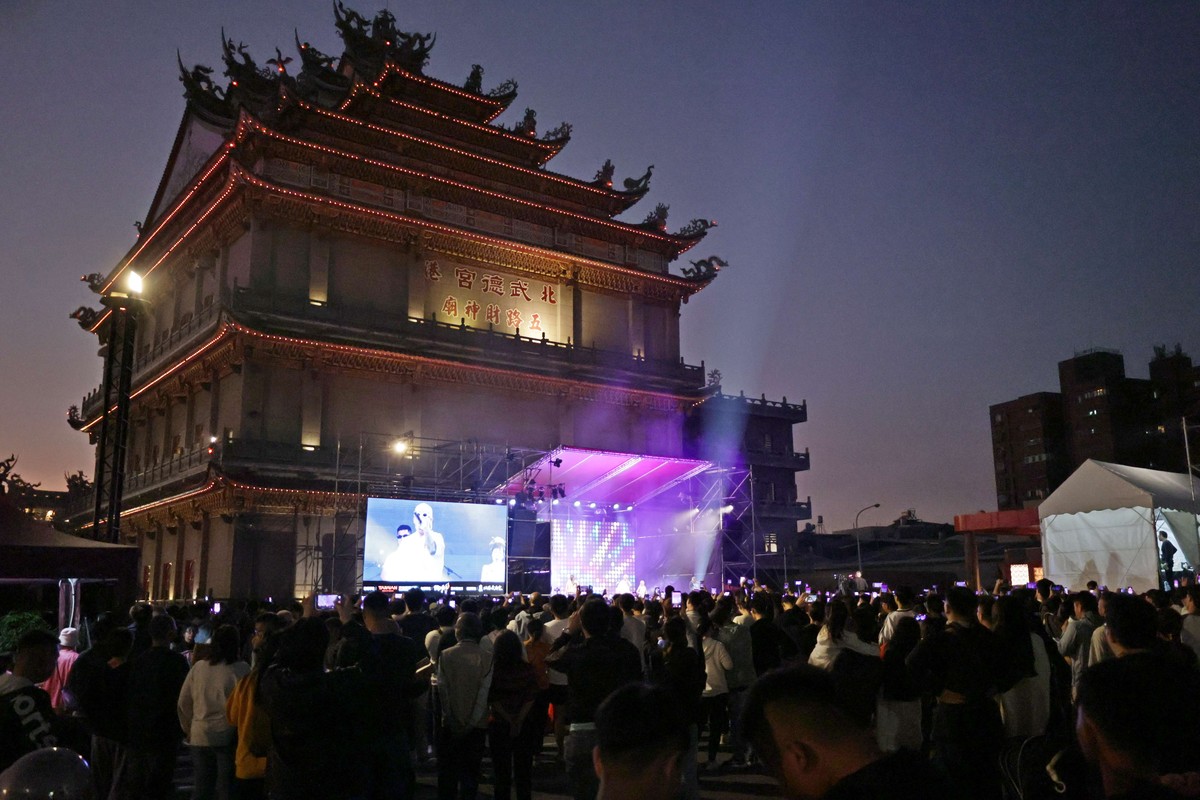 北港燈會「潮光潮」盛大啟燈 雙主場點亮北港夜空