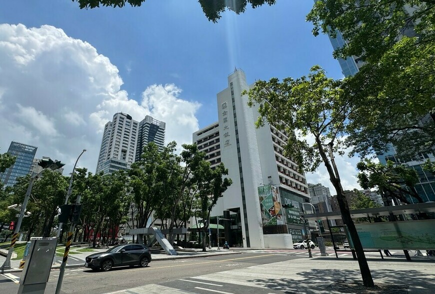 股市三萬點、房市冷清清！建商過年大放送，iPhone17、Dyson隨便抽？