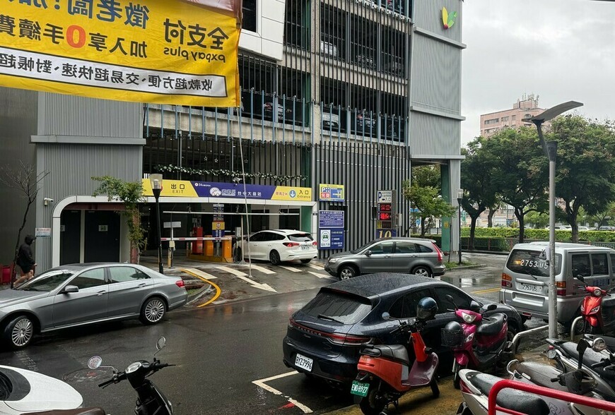 打房打到笑死人！房價被壓住，車位卻偷偷漲到300萬，到底誰在當盤子