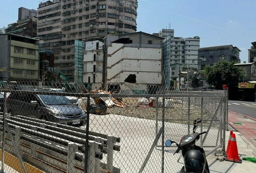 偷工減料誰買單？工地現場拿回扣，五年後你家漏水他早跑了