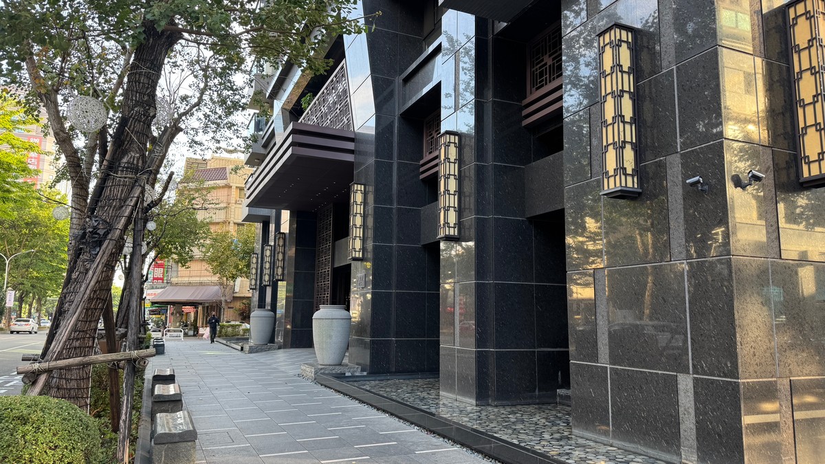 建融逾放終結連五降！富哥爆：這不是個案，是骨牌第一張