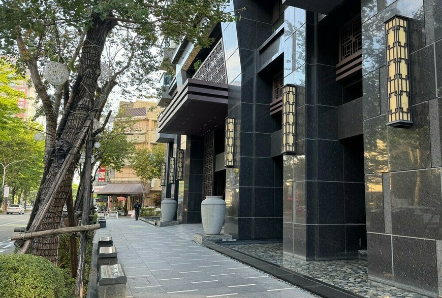 建融逾放終結連五降！富哥爆：這不是個案，是骨牌第一張