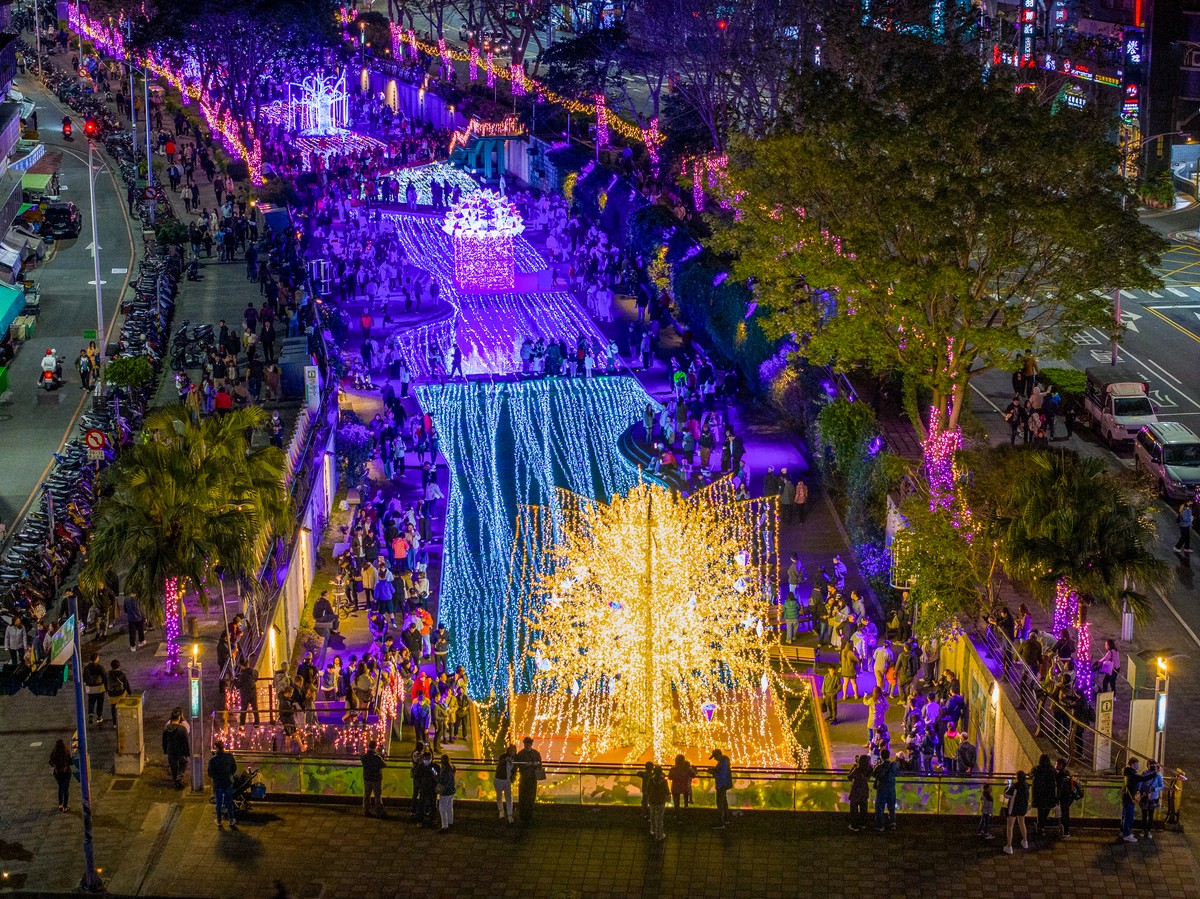 大家搶著拍！新莊中港光雕展2週衝破58萬人次 週末出遊首選