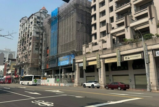 央行意外鬆綁第二戶至6成！楊金龍喊話建商讓利：房價僵持只會硬著陸