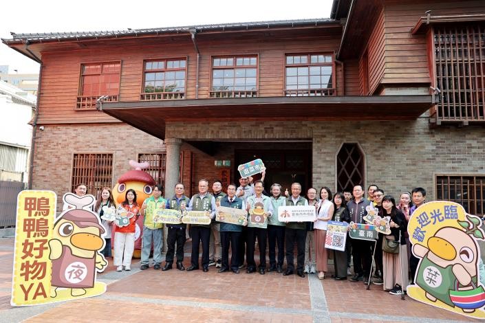 臺南招牌吉祥物菜奇鴨夜奇鴨入厝古蹟「愛國婦人會館」 文創魅力吸人潮