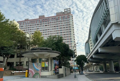 油價一噴，房市直接被「利率鎖死」：你以為在看戰爭，其實是在看資金收割