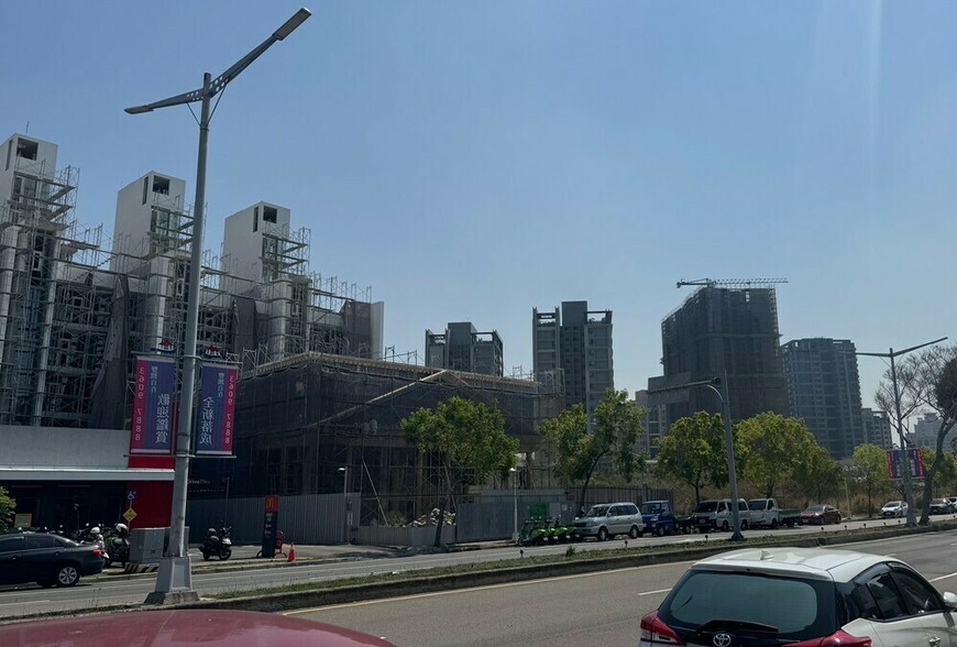 央行鬆綁第二戶貸款至6成也救不了!3月預售來客量年減3成,台南高雄「跌到個位數」