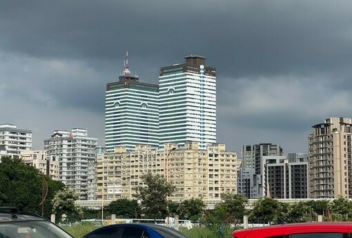 「不會降價，解約沒收15%」兩年前搶房像搶演唱會門票，兩年後交屋像收到罰單