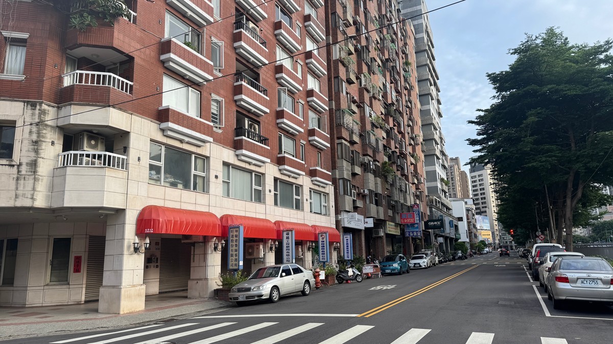 銀行不動產放款比率摔落25.03%、創近14年新低——但房貸餘額還在創高，這叫「不想借」不是「沒錢借」