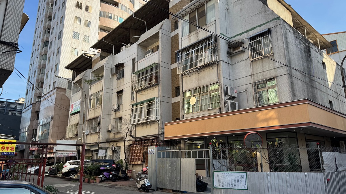 68公分逃生路還要等排拆？淡水頂樓違建惹怒住戶：難道火災來了也要排隊？