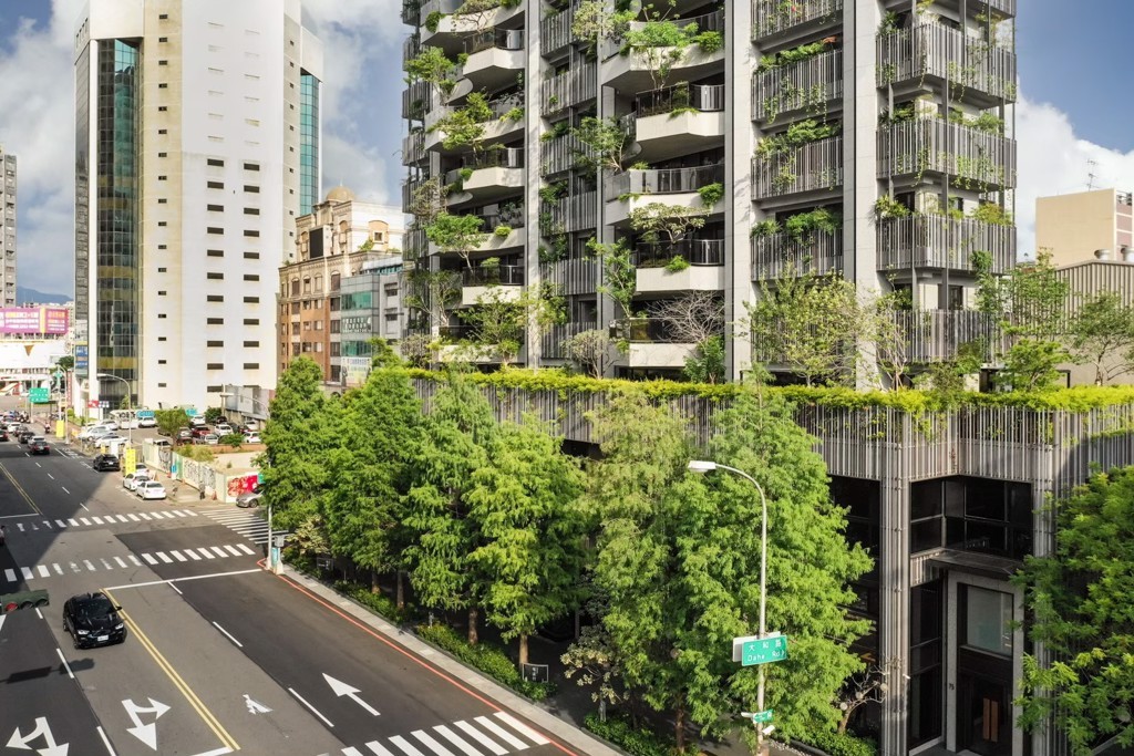 台中市推動宜居建築政策：打造垂直綠化城市，邁向2050淨零排放