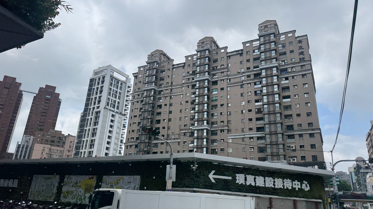 利率連九凍、房市管制不鬆綁!專家揭真相:不是房貸少了,是錢改往股市衝