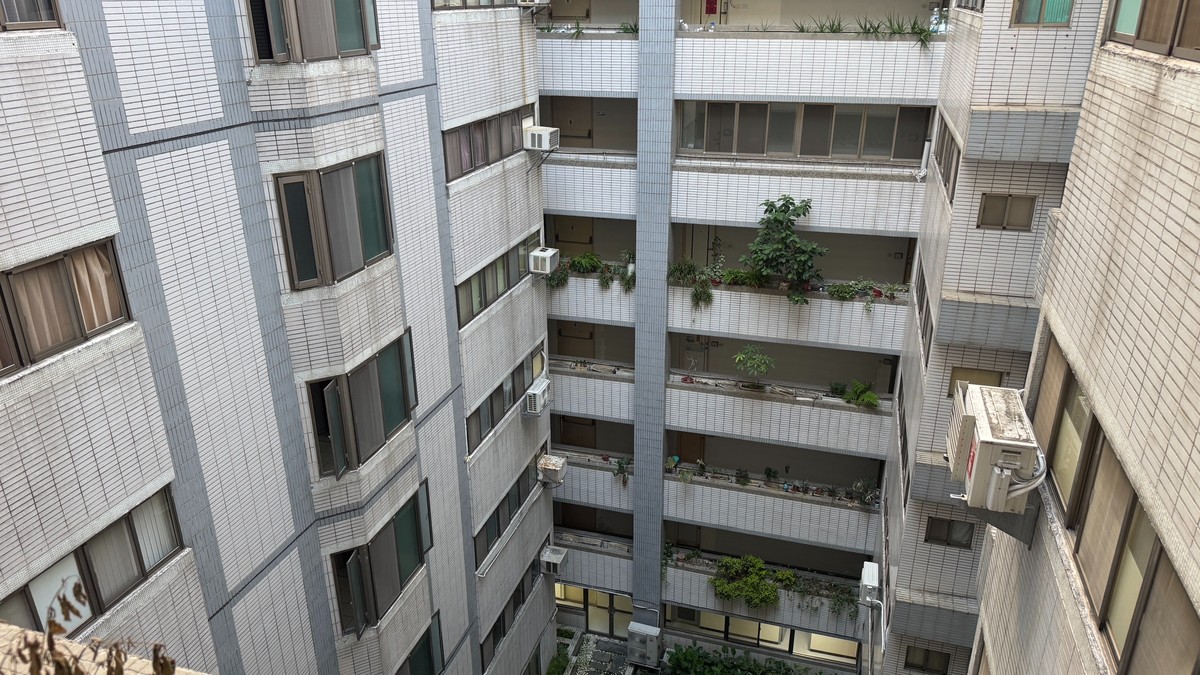 日租套房闖進社區！住戶怒：每天陌生人拖行李進出　安全誰負責？